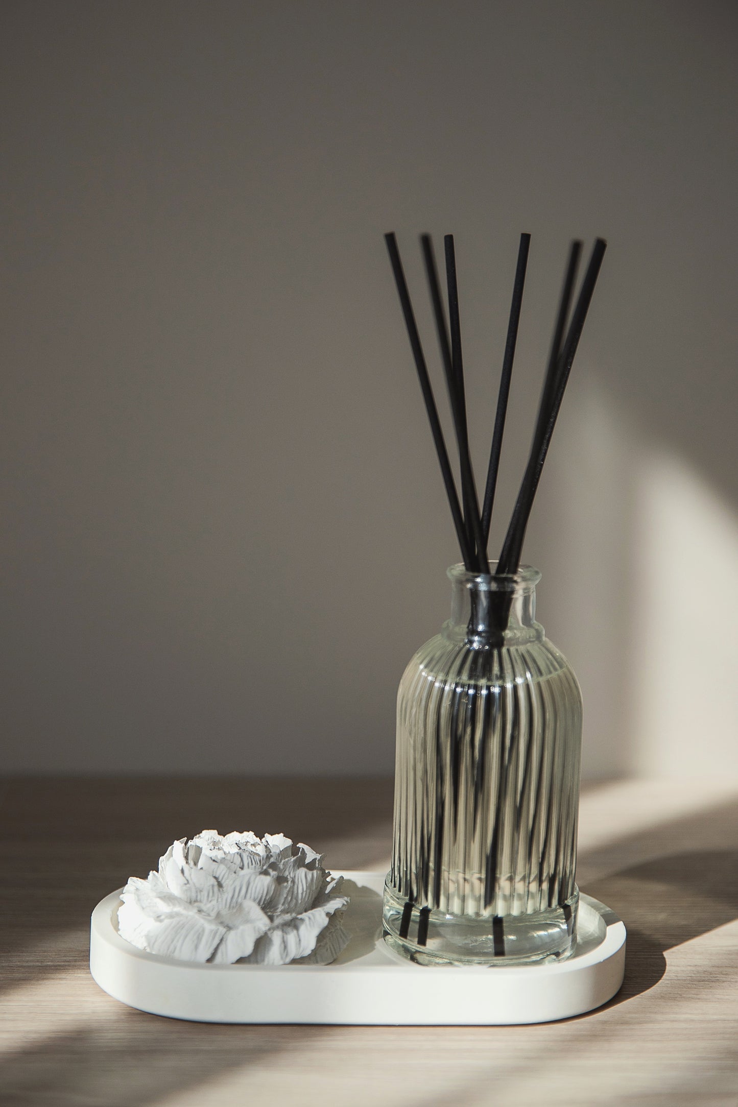 Namų kvapo dovanų rinkinys – namų kvapas su gipsiniu bijūno žiedu ir lėkštele