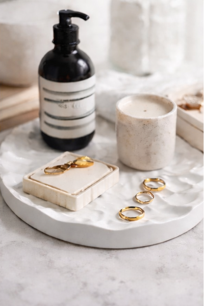 Baltas gipso padėklas papuošalams su kalnų reljefu