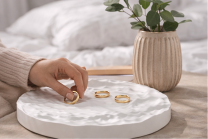 Baltas gipso padėklas papuošalams su kalnų reljefu