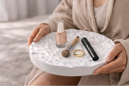 Baltas gipso padėklas papuošalams su kalnų reljefu